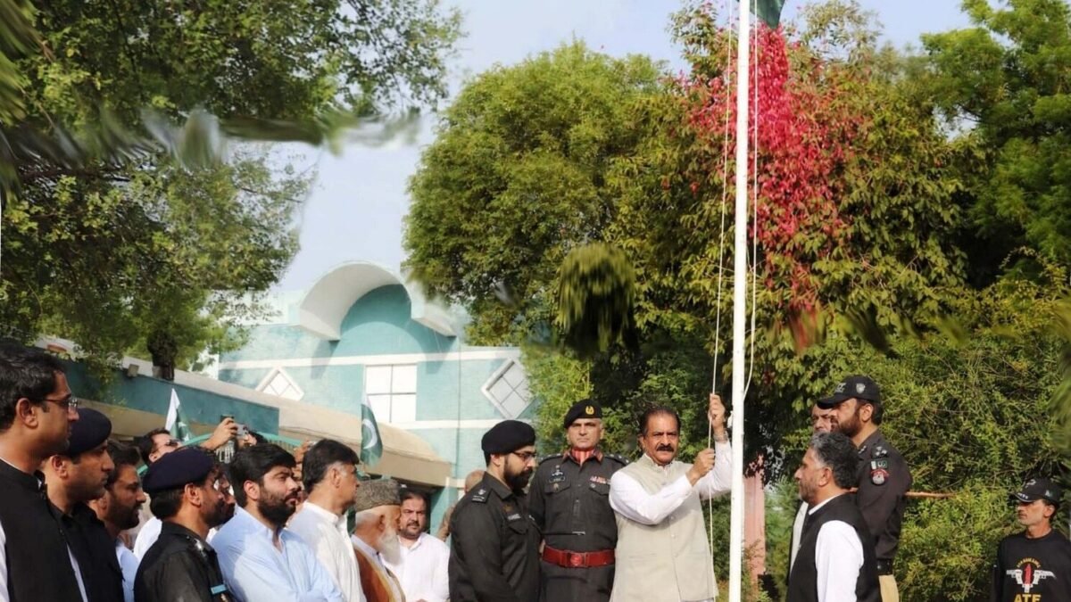 کمشنر سبی ڈویژن اسد اللہ فیض نے سرکٹ ہاؤس سبی میں پرچم کشائی کی، مون سون شجرکاری مہم کے تحت پودے لگائے