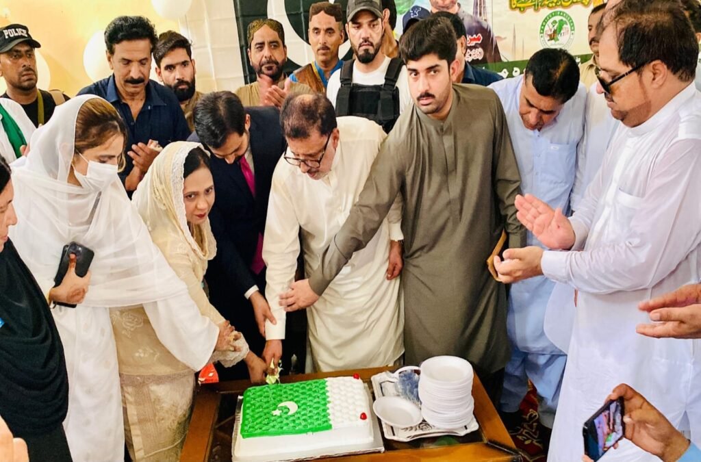 نصیرآباد: صوبائی وزیر ایریگیشن میر محمد صادق عمرانی و ڈپٹی کمشنر نصیرآباد جشن آزادی کے موقع پر کیک کاٹ رہے ہیں