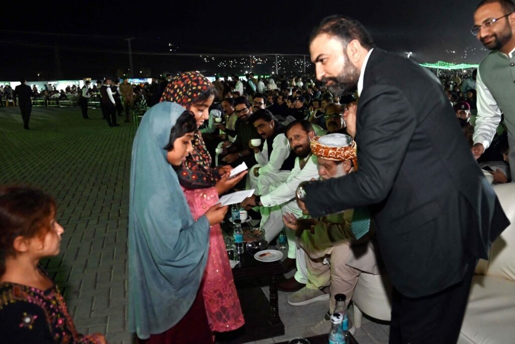 وزیر اعلیٰ بلوچستان میر سرفراز بگٹی 79ویں جشن آزادی کی مناسبت سے منعقدہ تقریب میں بچوں کو تحائف دے رہے ہیں