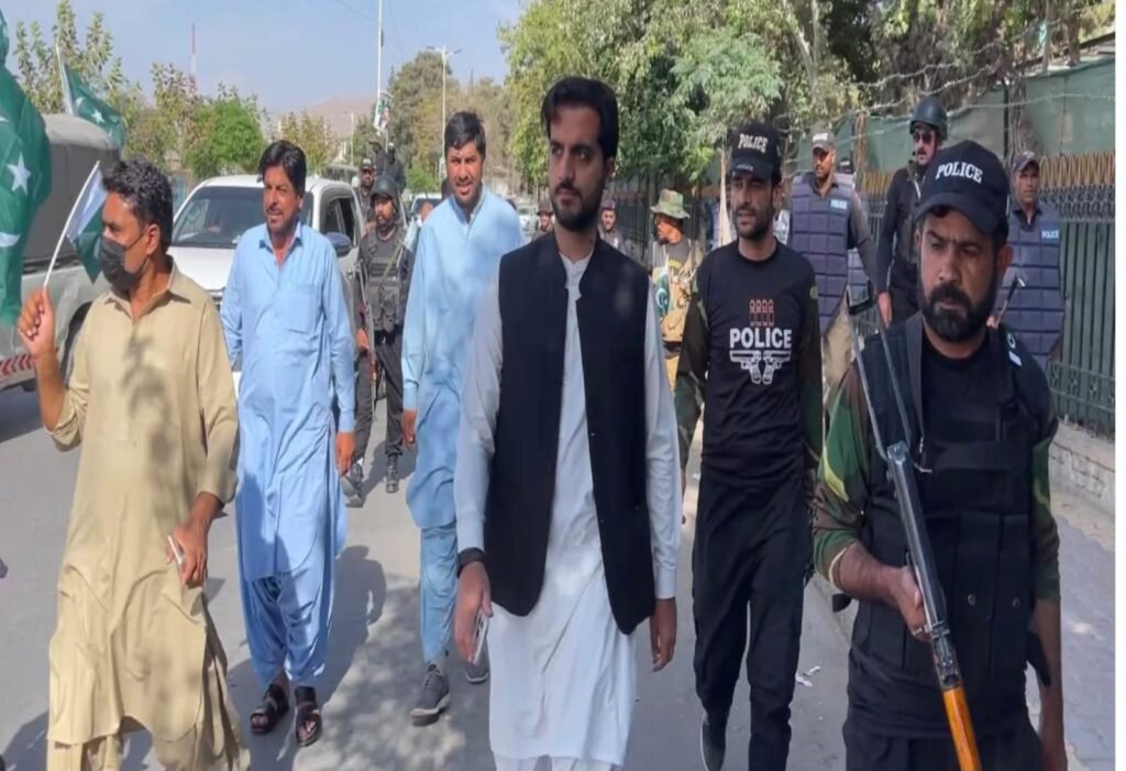 اسسٹنٹ کمشنر سٹی کوئٹہ امیر حمزہ ضلعی انتظامیہ کی جانب سے جشن آزادی کی مناسبت سے نکالی گئی ریلی میں سیکیورٹی انتظامات کا معائنہ کر رہے ہیں