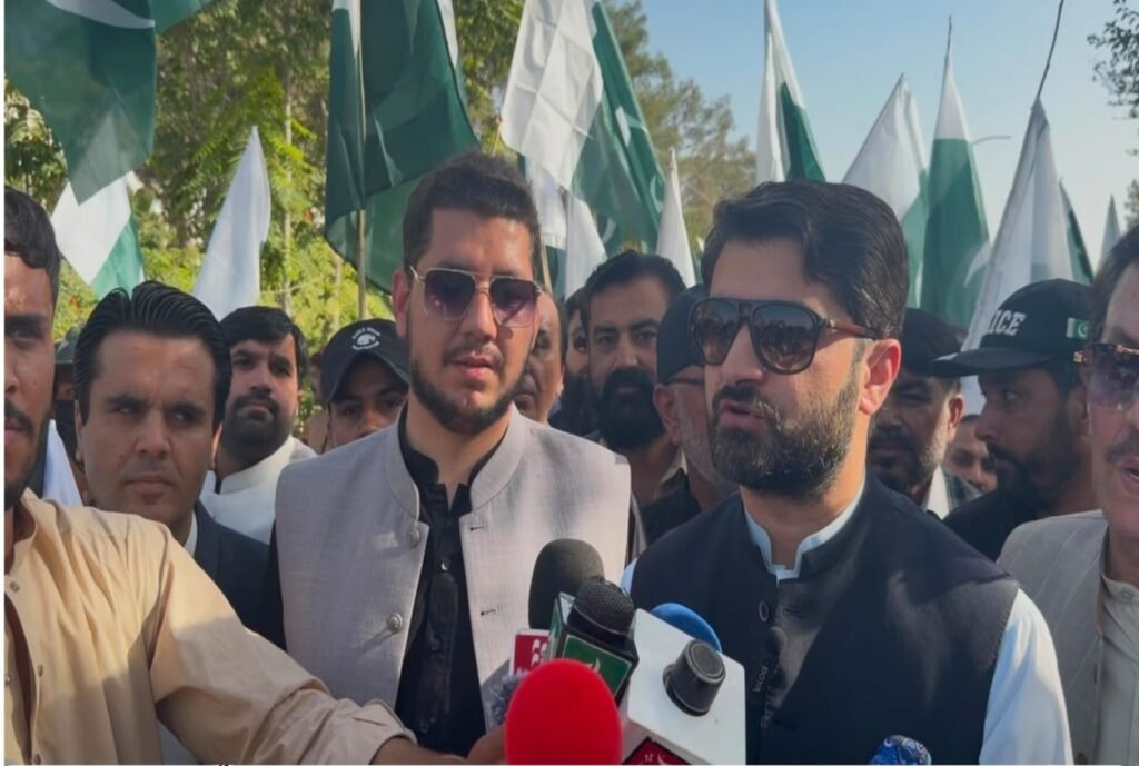 ڈپٹی کمشنر کوئٹہ مہر اللہ بادینی جشن آزادی کی مناسبت سے نکالی گئی ریلی کے موقع پر میڈیا سے گفتگو کر رہے ہیں