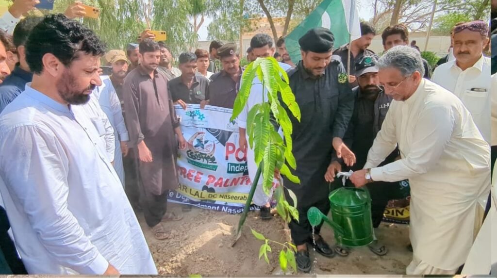 نصیرآباد: پارلیمانی سیکرٹری ایکسائز اینڈ ٹیکسیشن حاجی محمد خان لہڑی جشن آزادی کے موقع پر شجرکاری مہم کے سلسلے میں پودا لگا رہے ہیں