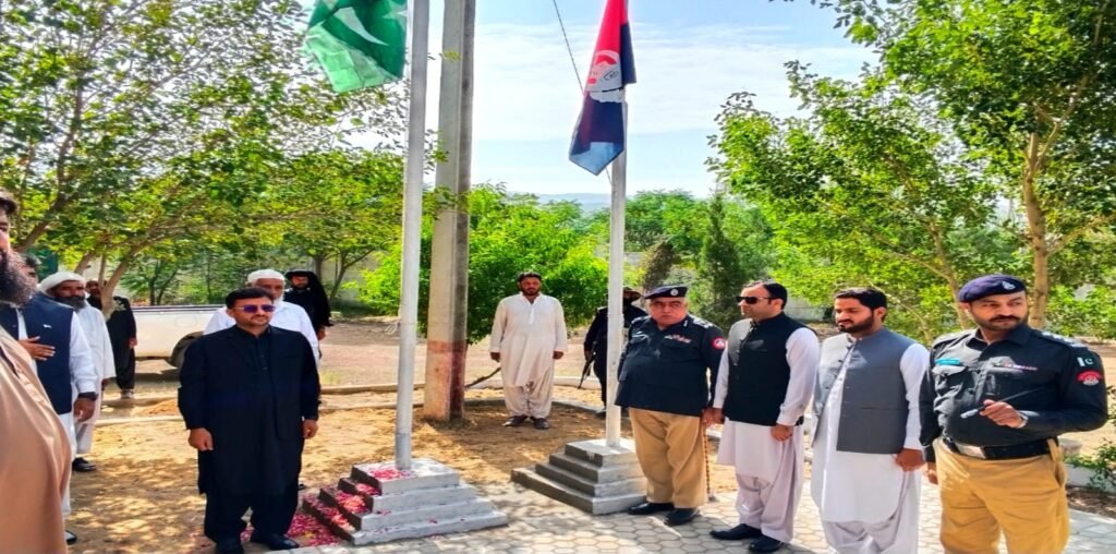بارکھان/رکھنی: یوم آزادی کی تقریب میں کمشنر کوہ سلیمان ڈویژن مجیب الرحمٰن قمبرانی، ڈی آئی جی ایاز احمد بلوچ و دیگر افسران قومی ترانے کے احترام میں کھڑے ہیں
