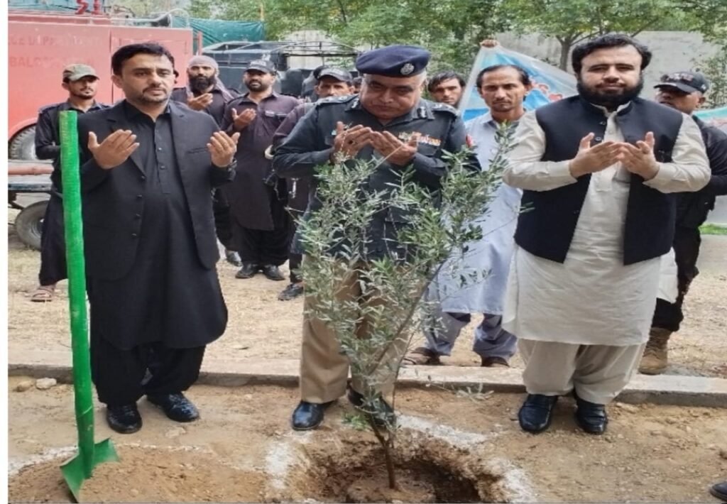 بارکھان/رکھنی: کمشنر مجیب الرحمٰن قمبرانی، ڈی آئی جی ایاز احمد بلوچ، ڈپٹی کمشنر سعید الرحمٰن و دیگر افسران یوم آزادی کے موقع پر درخت لگا کر دعا کر رہے ہیں