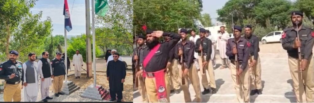 بارکھان/رکھنی: یوم آزادی کے موقع پر قومی پرچم کو پولیس کا چاق و چوبند دستہ سلامی پیش کر رہا ہے