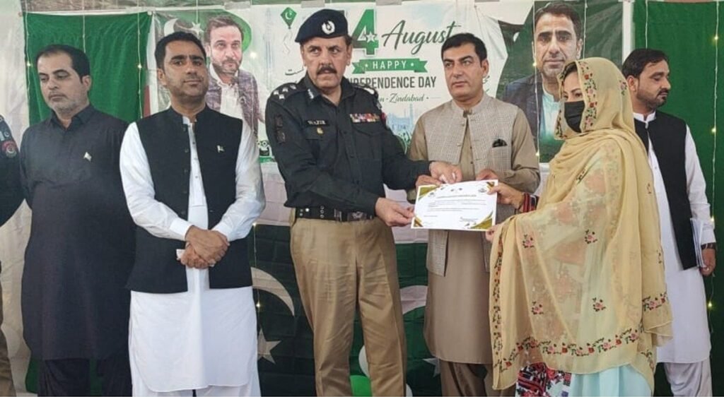 ڈی آئی جی قلات رینج وزیر خان ناصر 14 اگست یوم آزادی کے موقع پر گورنمنٹ گرلز ماڈل ہائی اسکول خضدار میں اساتذہ کو تعریفی اسناد دے رہے ہیں