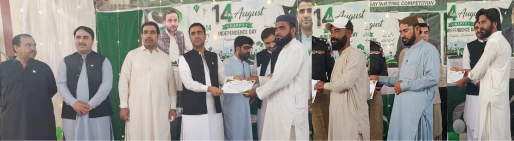 ڈپٹی کمشنر خضدار عبدالرزاق ساسولی 14 اگست یوم آزادی کے موقع پر گورنمنٹ گرلز ماڈل ہائی اسکول خضدار میں اساتذہ کو تعریفی اسناد دے رہے ہیں