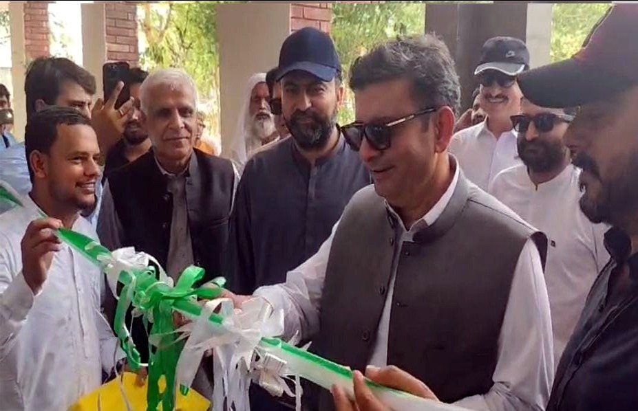 شمالی ڈیرہ بگٹی، چیف سیکرٹری بلوچستان شکیل قادر خان اپنے نام سے منسوب مکمل ہونے والے ترقیاتی منصوبے کا افتتاح کر رہے ہیں، وزیر اعلیٰ بلوچستان میر سرفراز بگٹی بھی موجود ہیں