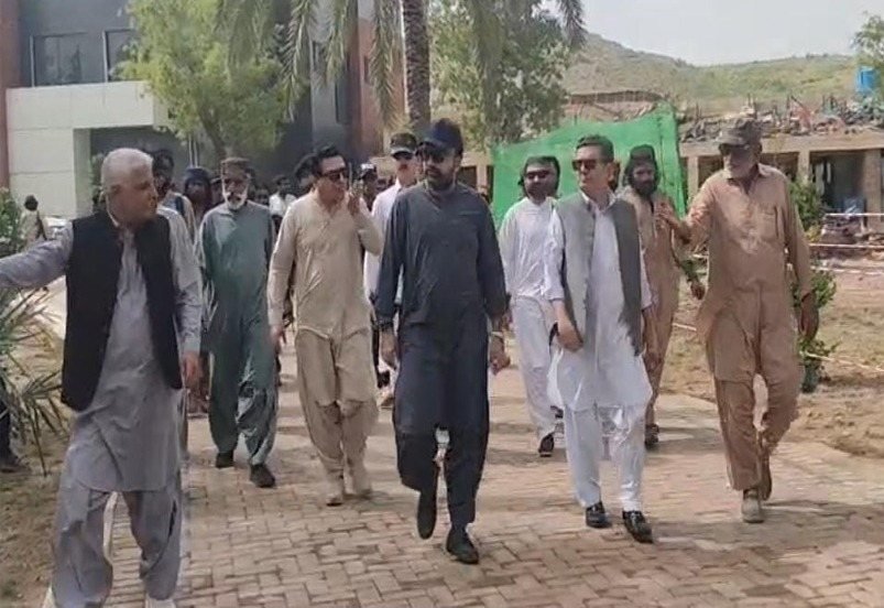 شمالی ڈیرہ بگٹی، وزیر اعلیٰ بلوچستان میر سرفراز بگٹی مختلف ترقیاتی منصوبوں کا دورہ کر رہے ہیں، چیف سیکرٹری شکیل قادر خان بھی ہمراہ ہیں