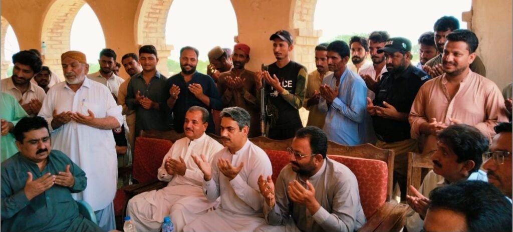 Gandakha. Deputy Commissioner Usta Muhammad Muhammad Ramzan Palal o zamindar pani ki munsifana taqseem par razamandi ke baad dua mang rahe hain
