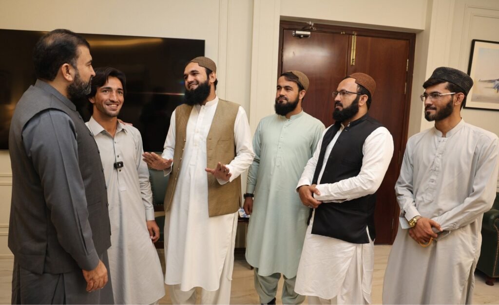 وزیر اعلیٰ بلوچستان میر سرفراز بگٹی سے سول اسپتال میں تیزاب گردی کے افسوسناک واقعے میں متاثر ہونے والی لیڈی ڈاکٹر ماہ نور ناصر کو فوری ریسکیو کرنے والے نوجوان عبدالرازق خلجی اپنے بھائیوں کے ہمراہ ملاقات کر رہے ہیں
