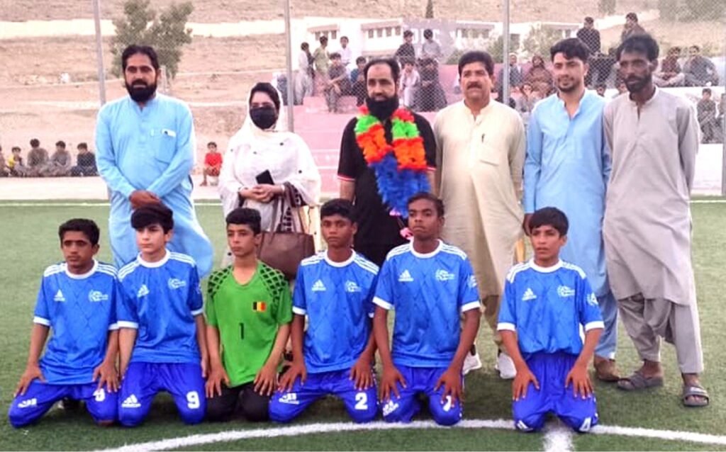 District Sports Officer Khuzdar Ruqaiya Obaid ka pehla All Khuzdar Futsal Tournament ke Mohsin Hasan Academy ke hamrah group photo