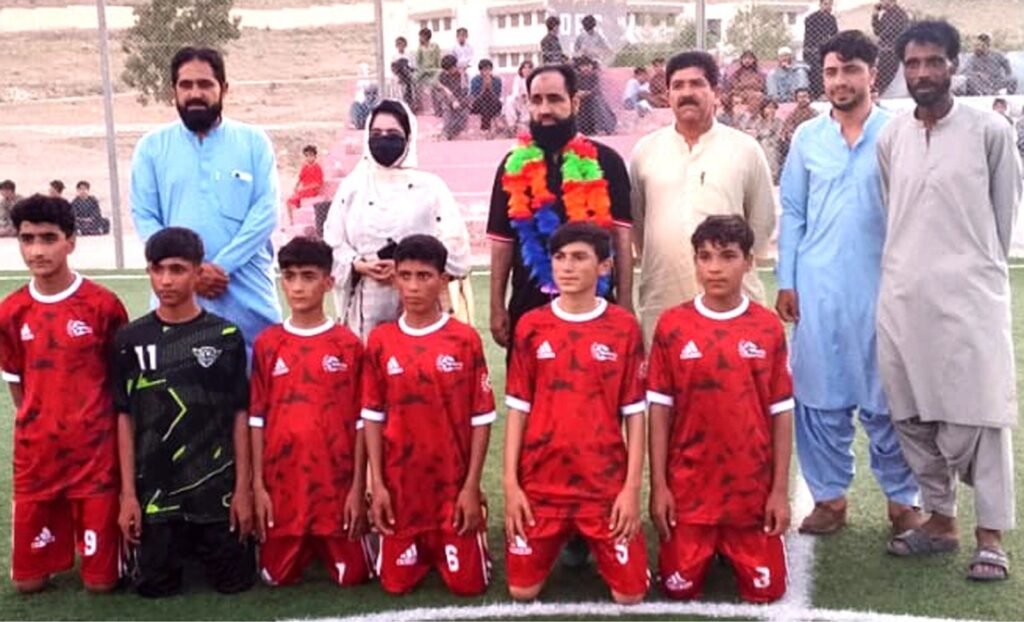 District Sports Officer Khuzdar Ruqaiya Obaid ka pehla All Khuzdar Futsal Tournament ke Farhan Academy ke hamrah group photo