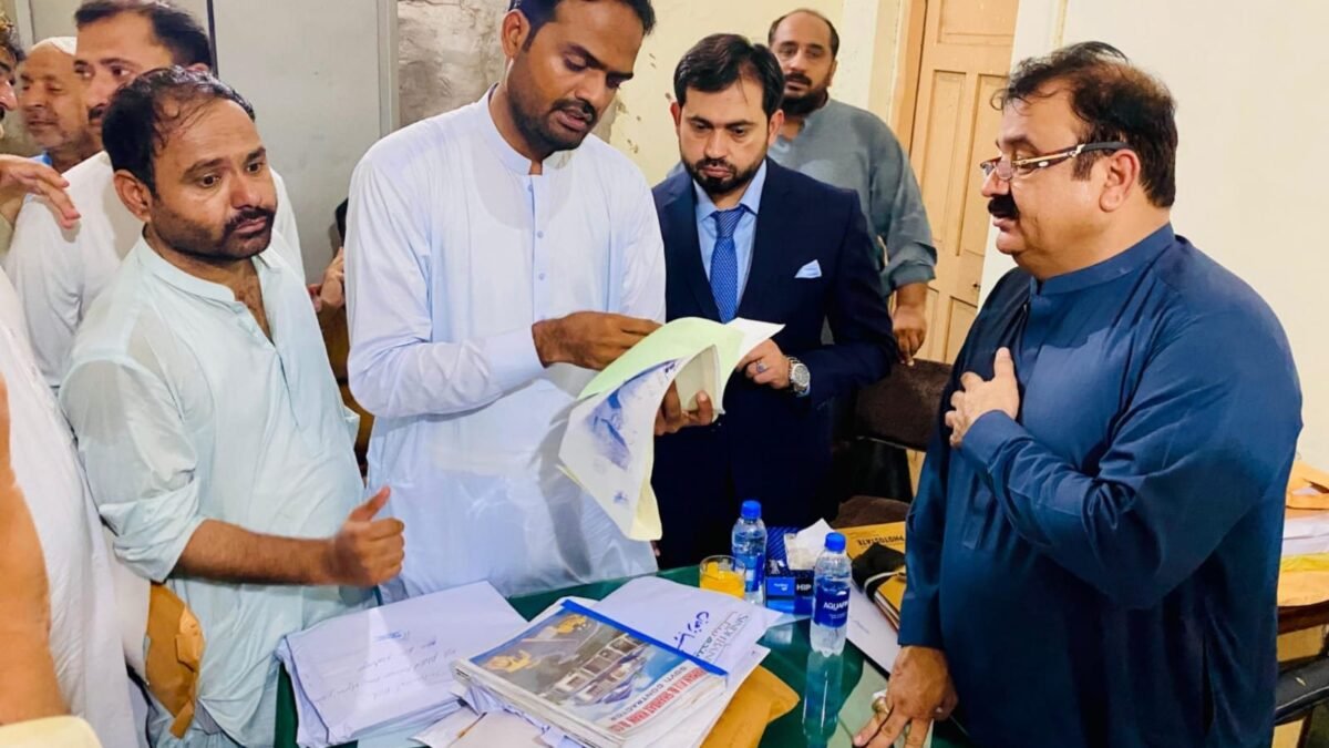 نصیرآباد: سرکاری عمارتوں میں سولر سسٹم کے منصوبے، ڈی سی وریندر لعل کا ٹینڈر پراسیس کا جائزہ