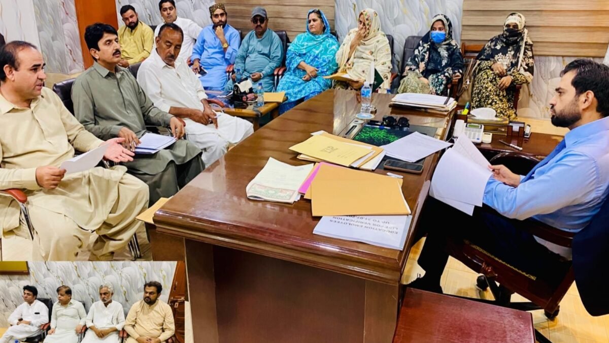 نصیرآباد ڈسٹرکٹ ایجوکیشن کمیٹی: غیر حاضر اساتذہ کی تنخواہوں سے کٹوتی کی ہدایت، ڈی سی وریندر لعل کی صدارت