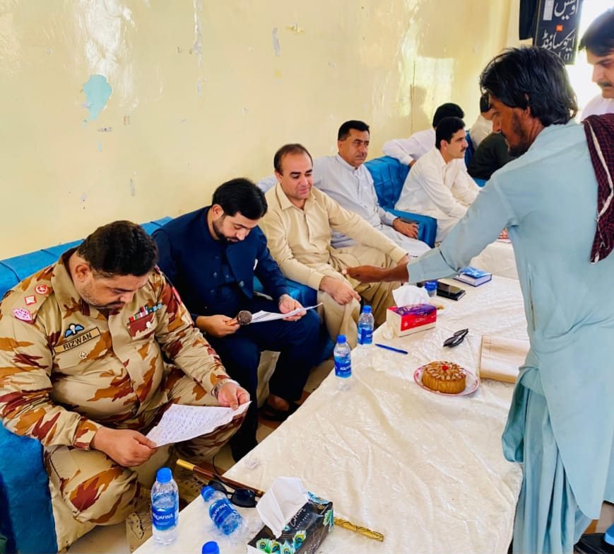 Naseerabad. Deputy Commissioner Naseerabad Virender Lal ko sail tahreeri taur par aagahi faraham kar rahe hain