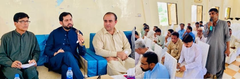 Naseerabad. Deputy Commissioner Naseerabad Virender Lal ko sail ke masail ke hal ke mutaaliq aagah kar rahe hain
