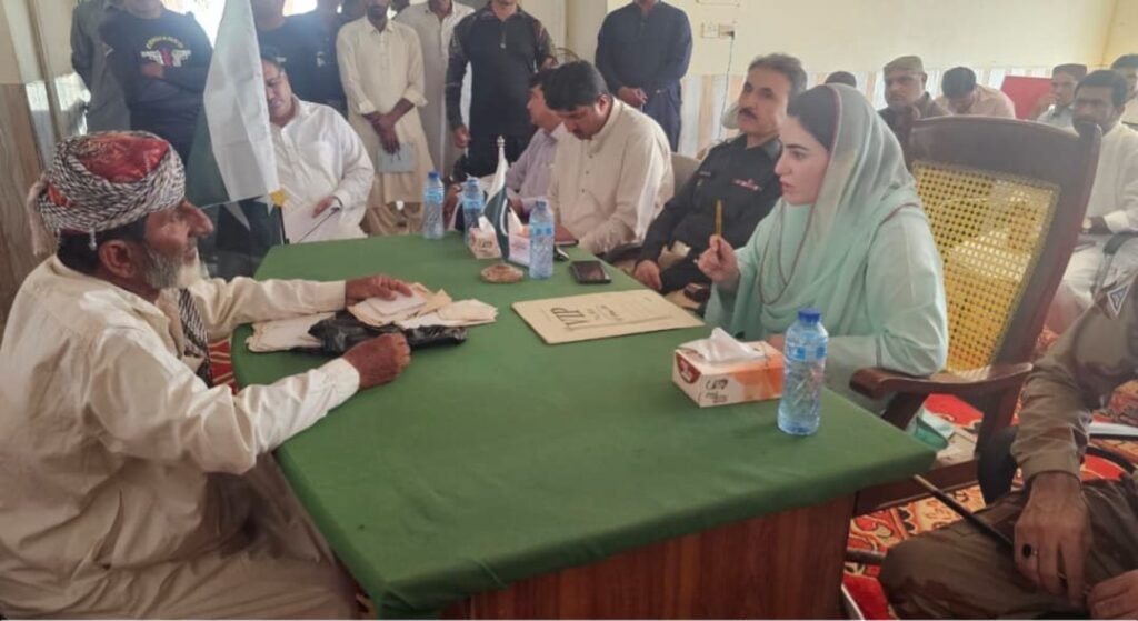 صحبت پور۔ ڈپٹی کمشنر صحبت پور فریدہ ترین کو کھلی کچہری میں سائل اپنے مسائل سے تحریری طور پر آگاہ کر رہا ہے