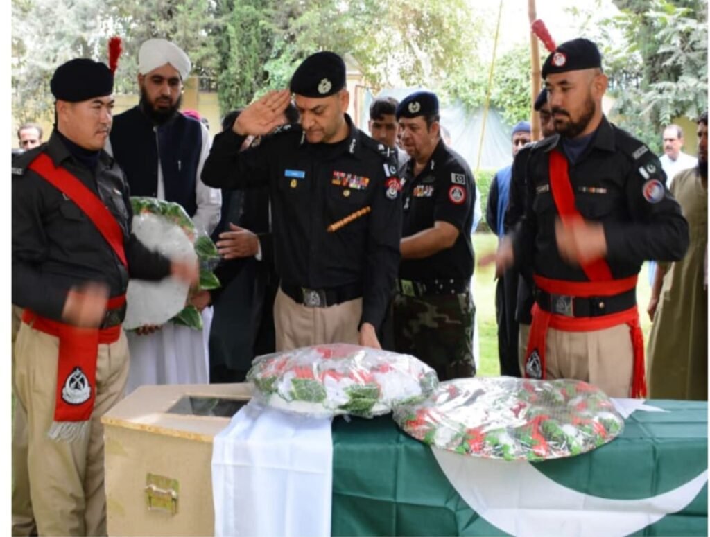 IG police Balochistan Muhammad Tahir firing se shaheed hone wale police ehlkar Muhammad Abbas ke jasad-e-khaki ko khiraj-e-aqeedat pesh kar rahe hain