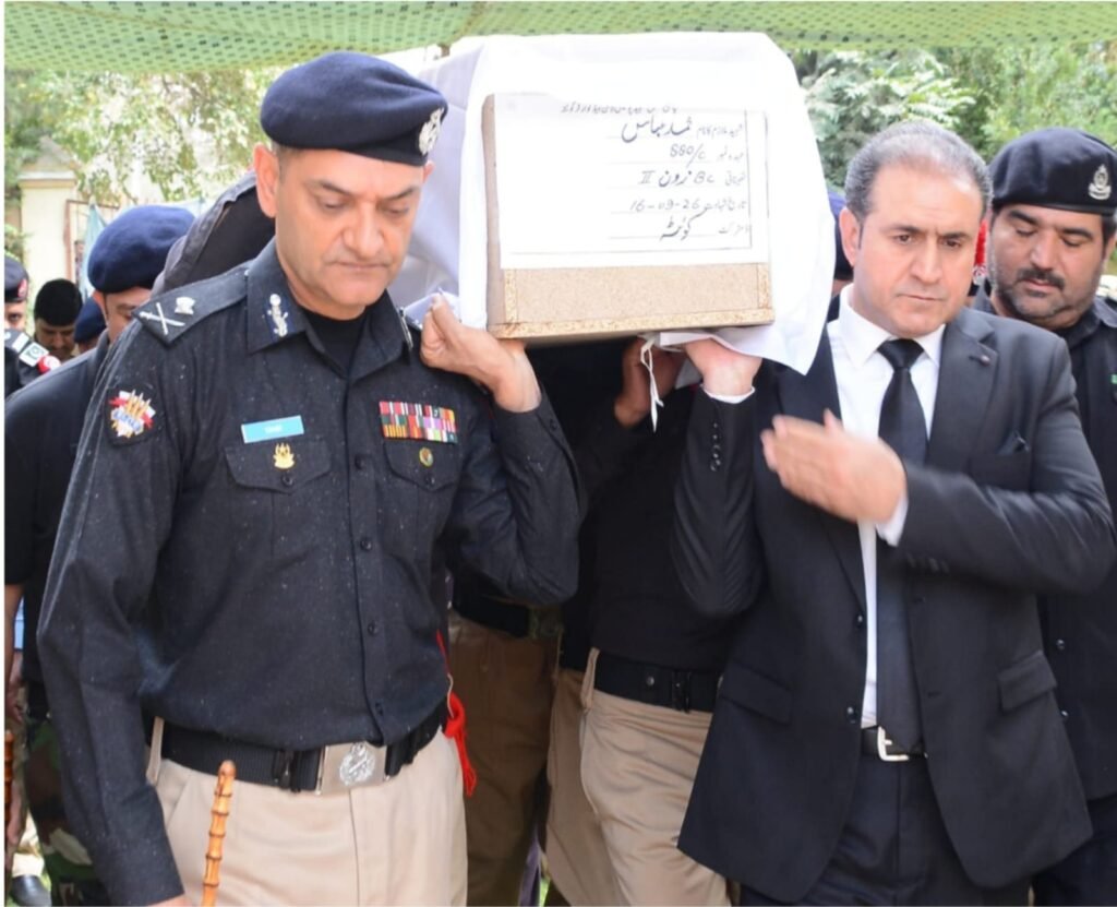 IG police Balochistan Muhammad Tahir aur Advocate General Balochistan Malik Latif Kakar shaheed hone wale police ehlkar Muhammad Abbas ke jasad-e-khaki ko kandha de rahe hain