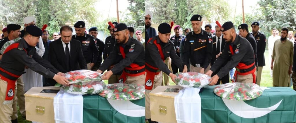 IG police Balochistan Muhammad Tahir aur Advocate General Balochistan Malik Latif Kakar shaheed hone wale Muhammad Abbas ke jasad-e-khaki par phool chadha rahe hain