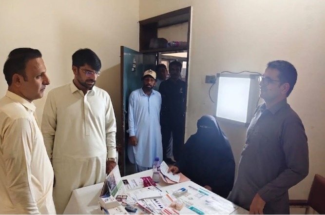 تربت: اسسٹنٹ کمشنر ابوبکر میروانی کو ٹیچنگ ہسپتال تربت میں بریفنگ دی جا رہی ہے