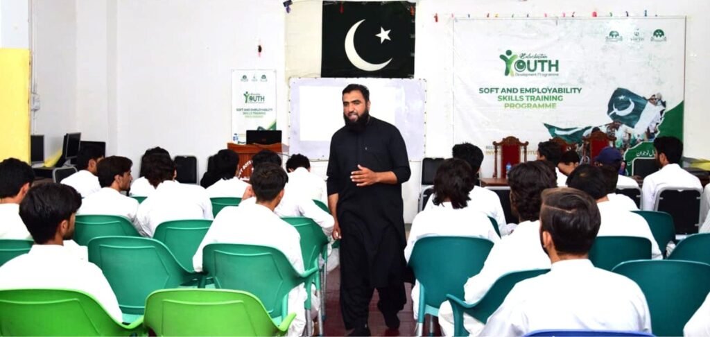 Government Boys Degree College Zhob mein mahir trainers talba ko tarbiyati session ke dauran lecture de rahe hain