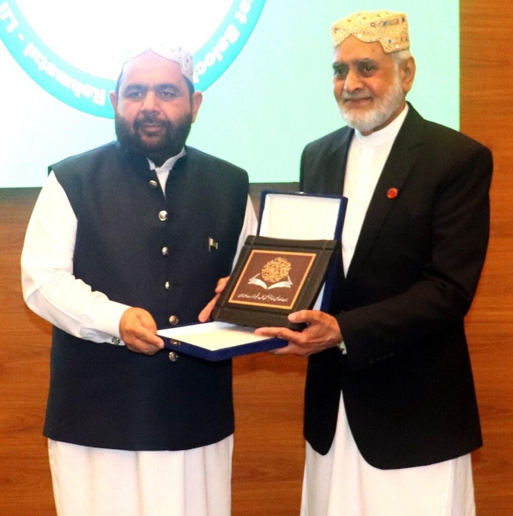 وفاقی وزیر ورثہ و ثقافت اورنگزیب خان کھچی کو تعمیر نو ٹرسٹ بلوچستان کے چیئرمین بریگیڈیئر ریٹائرڈ جلیل احمد اعزازی شیلڈ پیش کر رہے ہیں