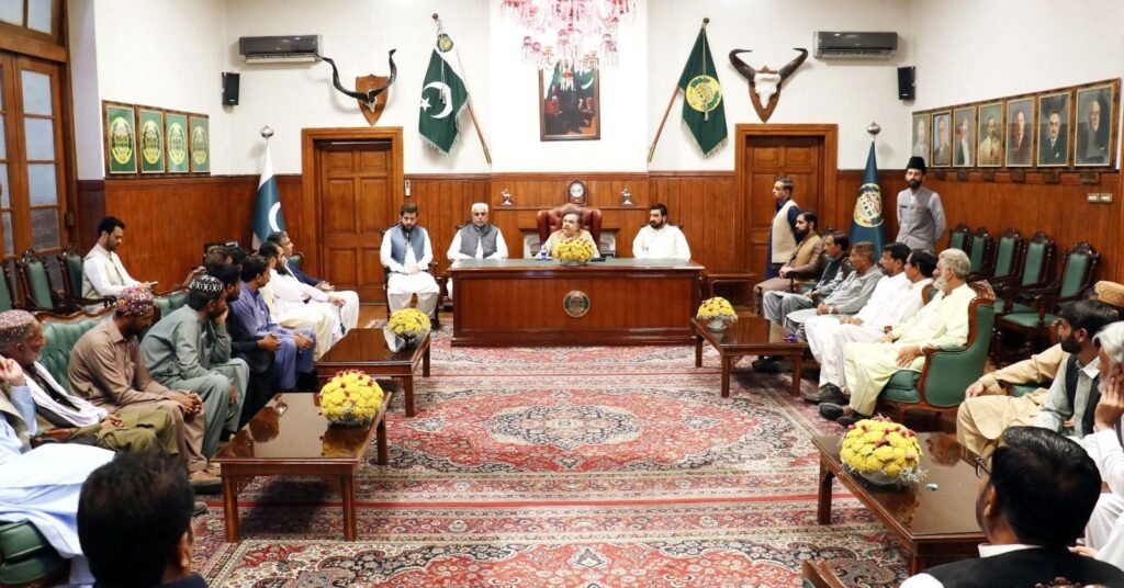 گورنر بلوچستان جعفر خان مندوخیل سے مسلم لیگ ن کے سینئر رہنما چوہدری نعیم کریم کی قیادت میں پارٹی کا وفد ملاقات کر رہا ہے، اس موقع پر صوبائی وزیر میر عاصم کرد گیلو اور پارلیمانی سیکرٹری محمد خان لہڑی بھی موجود ہیں