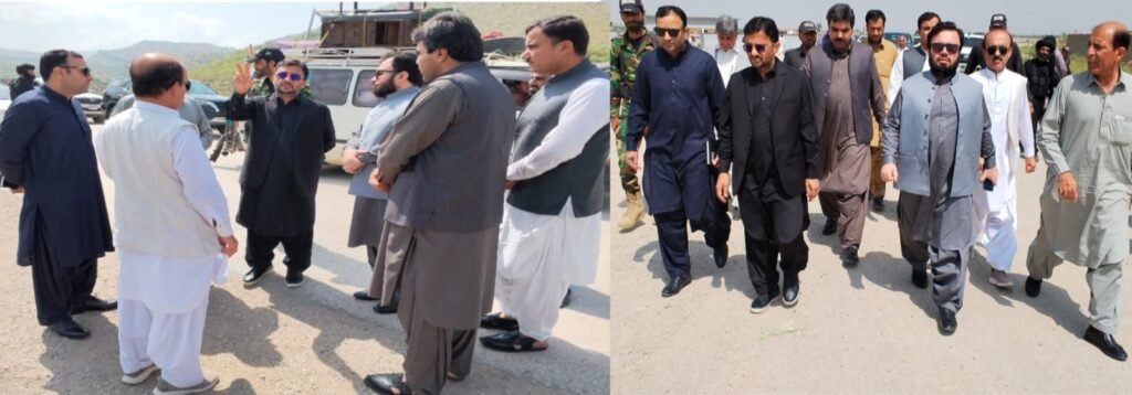 Barkhan/Rakhni: Commissioner Koh-e-Sulaiman Division Mujeeb ur Rehman Qambrani deegar afsaran ke hamrah zer-e-tameer Adalat Road Main Bazaar ka mooayna kar rahe hain