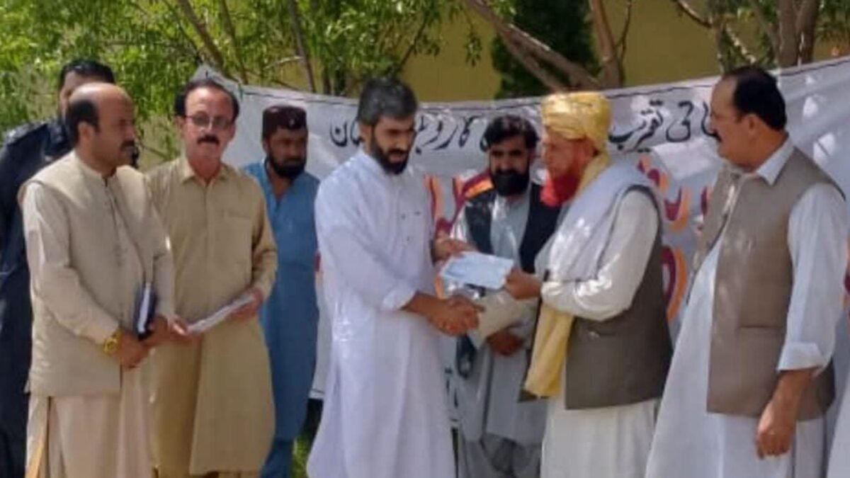 شیرانی: ڈپٹی کمشنر کلیم اللہ کاکڑ نے مانی خواہ میں بینظیر کسان کارڈ کا افتتاح کر دیا