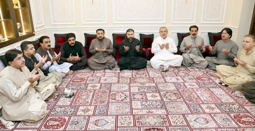 Chief Minister Balochistan Mir Sarfraz Bugti Muhammad Hashim ke walid Haji Abdul Wahid ke inteqal par taziyat o fatiha khwani kar rahe hain