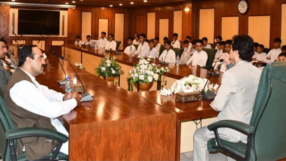 پروگریسو انگلش گرامر ہائی اسکول کے طلبہ کا یونیورسٹی آف لورالائی کا مطالعاتی دورہ، وائس چانسلر کا خطاب