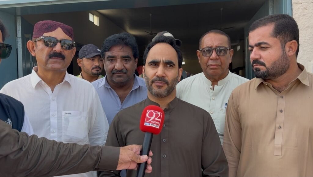 تربت: ڈپٹی کمشنر کیچ یاسر اقبال دشتی پولیو مہم کے افتتاح کے موقع پر میڈیا کے نمائندوں سے گفتگو کر رہے ہیں