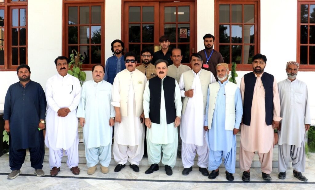 گورنر بلوچستان جعفرخان مندوخیل کا پاکستان مسلم لیگ ن بلوچستان کے سینئر رہنماؤں اور ورکرز کے ساتھ گروپ فوٹو