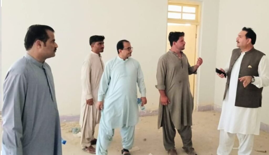 جعفرآباد: ڈپٹی کمشنر خالد خان کو ایس ڈی او محمد صدیق زہری تعمیراتی امور کے متعلق آگاہی فراہم کر رہے ہیں