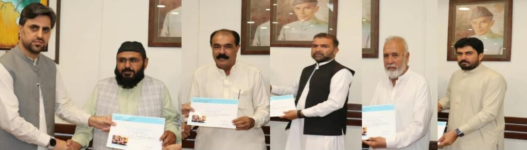 صوبائی کوآرڈینیٹر ای او سی انعام الحق پولیو مہم میں بہترین کارکردگی کا مظاہرہ کرنے والے پرائیویٹ اسکولوں اور مدارس کے نمائندوں میں تعریفی سرٹیفکیٹس تقسیم کر رہے ہیں