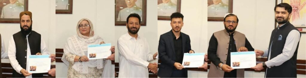 ڈپٹی کمشنر کوئٹہ مہراللہ بادینی پولیو مہم میں بہترین کارکردگی کا مظاہرہ کرنے والوں میں تعریفی سرٹیفکیٹس تقسیم کر رہے ہیں