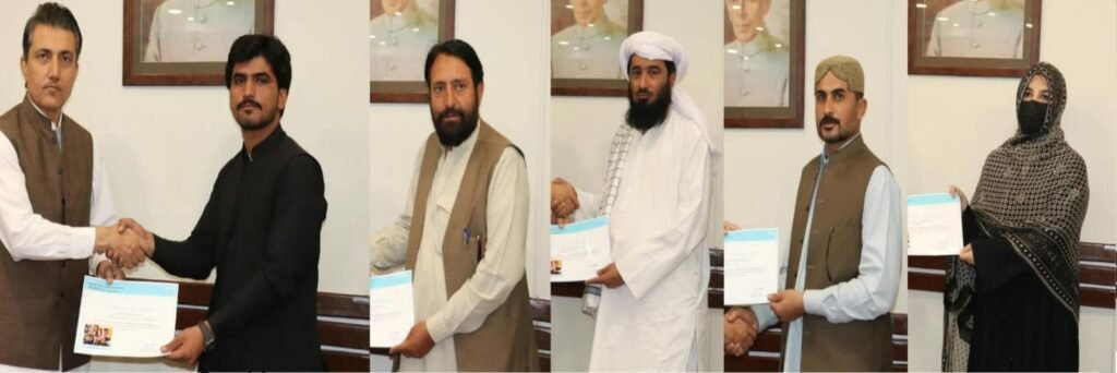 صوبائی سیکرٹری صحت مجیب الرحمن پانیزئی پولیو مہم میں بہترین کارکردگی کا مظاہرہ کرنے والے پرائیویٹ اسکولوں اور مدارس کے نمائندوں میں تعریفی سرٹیفکیٹس تقسیم کر رہے ہیں