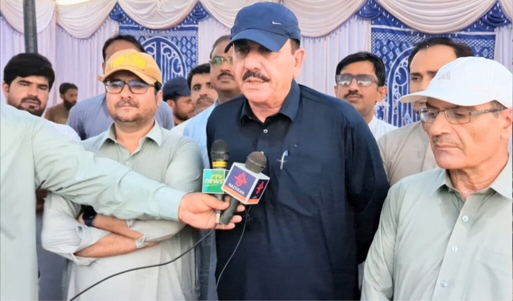 نصیرآباد: چیف انجینئر مواصلات و تعمیرات بشیر ناصر زیر تعمیر منصوبوں کے متعلق میڈیا کے نمائندوں کو آگاہی فراہم کر رہے ہیں