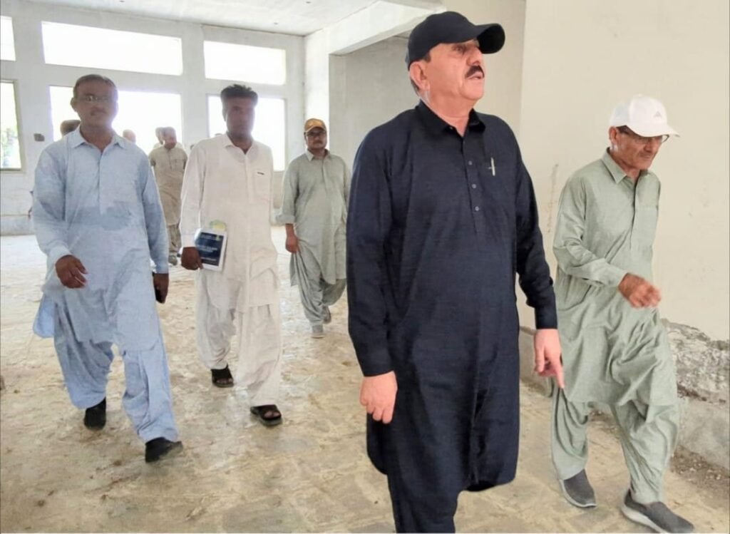 نصیرآباد: چیف انجینئر مواصلات و تعمیرات بشیر ناصر زیر تعمیر نیو ہسپتال کے کام کا جائزہ لے رہے ہیں
