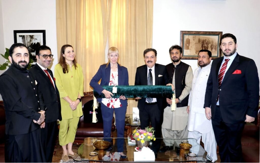 گورنر بلوچستان جعفر خان مندوخیل پاکستان میں تعینات جرمن سفیر (Ina Lepel) کو سووینئر دے رہے ہیں، اس موقع پر پارلیمنٹیرینز بھی موجود ہیں