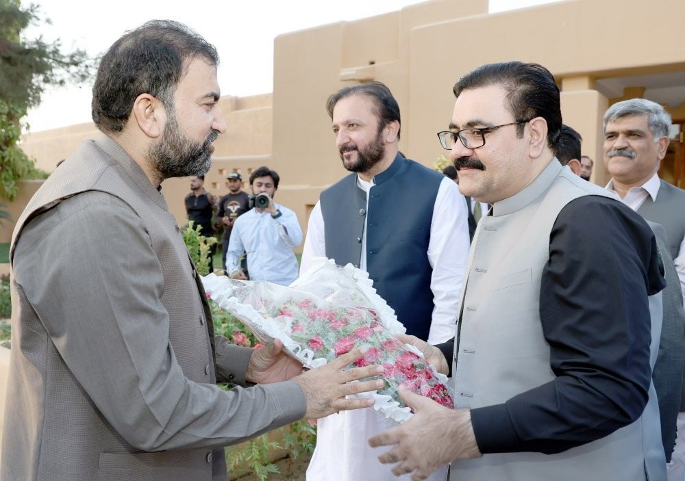 وزیراعلیٰ بلوچستان میر سرفراز بگٹی کو محکمہ صحت کے زیر اہتمام منعقدہ تقریب میں آمد پر صوبائی وزیر صحت بخت محمد کاکڑ پھولوں کا گلدستہ پیش کر رہے ہیں