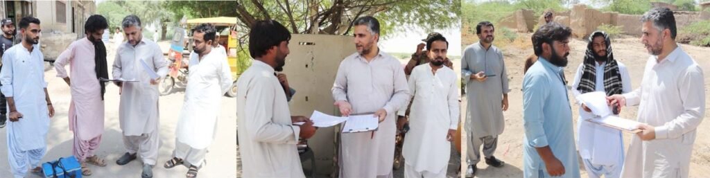 Deputy Commissioner Sevi Major (r) Ilyas Kabzai Polio teamon ki tally sheets ka muaina kar rahe hain