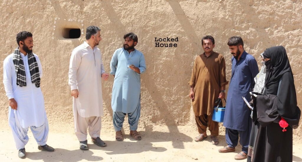 Deputy Commissioner Sevi Major (r) Ilyas Kabzai Polio muhim ke dusre roz mukhtalif ilaqon mein locked houses ka khud muaina kar rahe hain