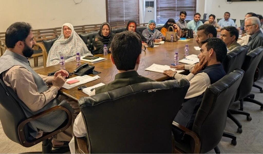 Gwadar: Deputy Commissioner Naqeebullah Kakar District Education Group ke ijlas ki sadarat kar rahe hain