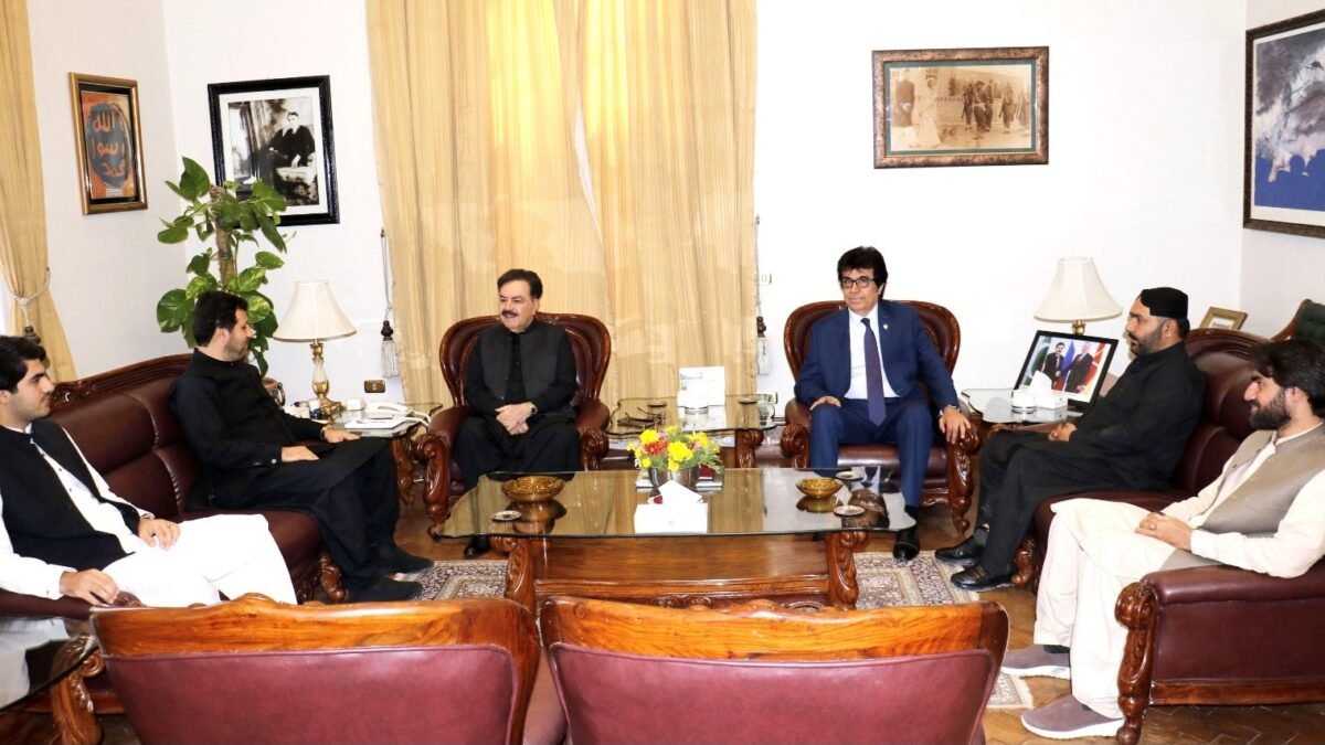 گورنر بلوچستان جعفر خان مندوخیل سے سید ظفر آغا، امان اللہ کنرانی اور دیگر شخصیات کی ملاقاتیں