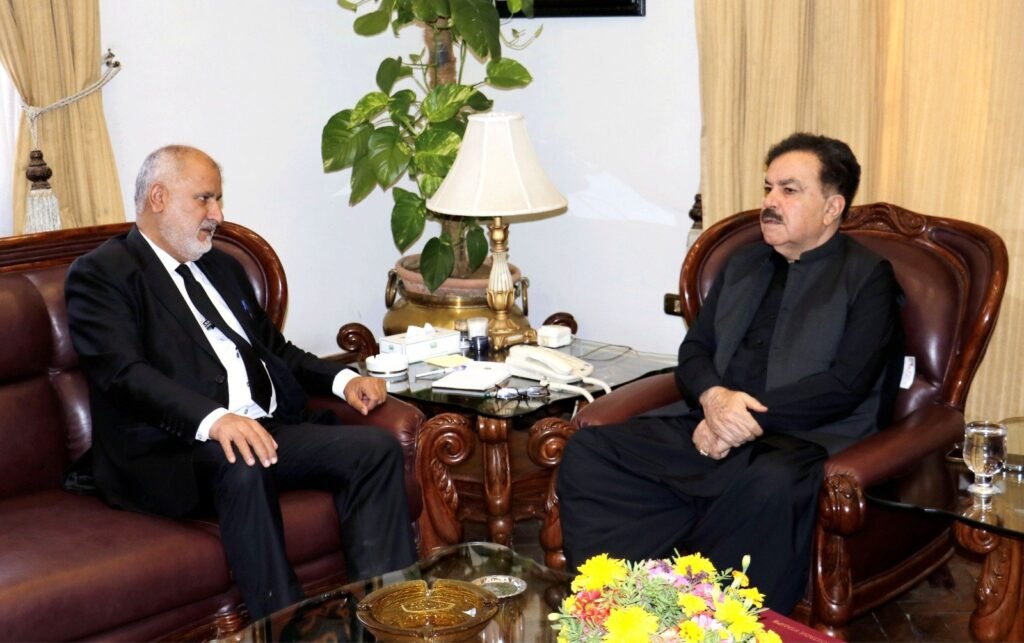 گورنر بلوچستان جعفر خان مندوخیل سے ایڈووکیٹ امان اللہ کنرانی ملاقات کر رہے ہیں