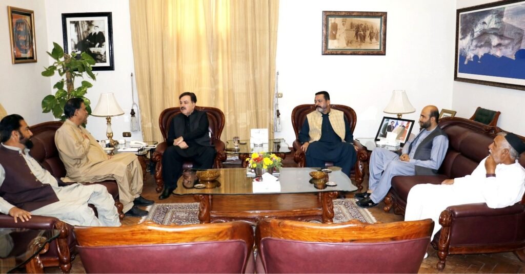 گورنر بلوچستان جعفر خان مندوخیل سے سابق ڈپٹی میئر یونس لہڑی، ایڈووکیٹ فرید اور عطاء اللہ محمدزئی ملاقات کر رہے ہیں