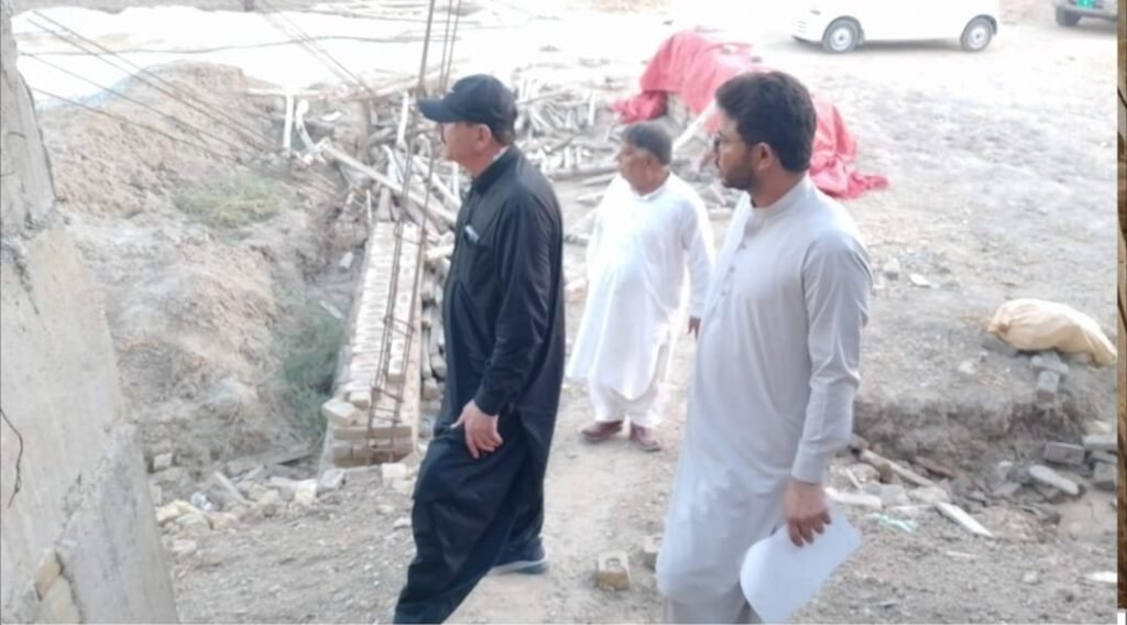 استا محمد: چیف انجینئر مواصلات و تعمیرات بشیر ناصر زیر تعمیر منصوبے کا جائزہ لے رہے ہیں